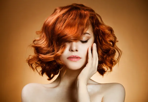 Mulher ruiva com cabelo encaracolado — Fotografia de Stock