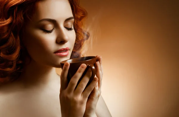 Stylowe kobieta z aromatyczną kawą w ręce — Zdjęcie stockowe
