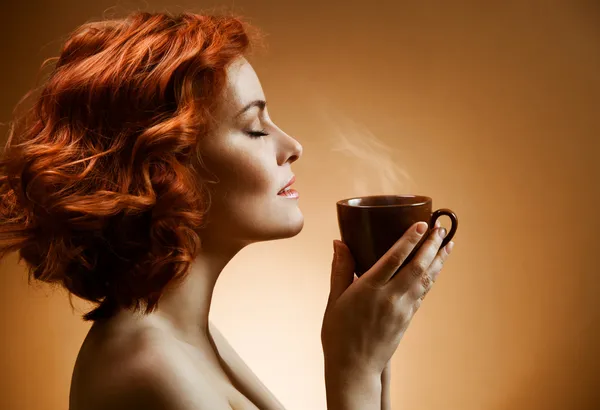 Ellerinize aromatik bir kahve ile şık kadın — Stok fotoğraf