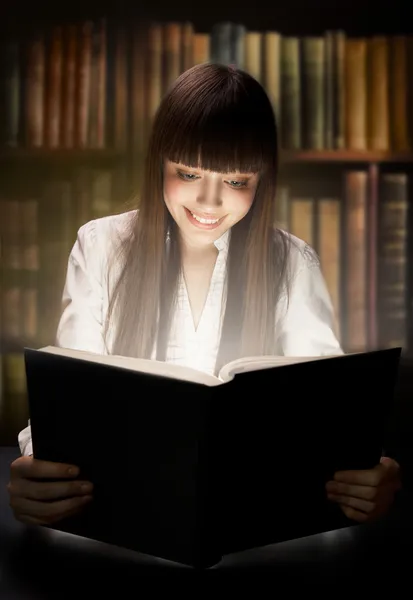 Una ragazzina che legge il libro. Istruzione — Foto Stock