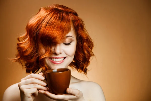 Stilvolle Frau mit einem aromatischen Kaffee in der Hand — Stockfoto