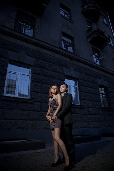 Romantiska bilder av par i kärlek på gatan — Stockfoto