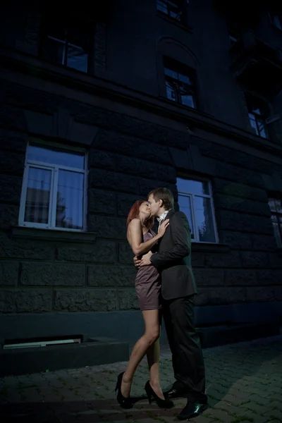 Photos romantiques de couples amoureux dans la rue — Photo