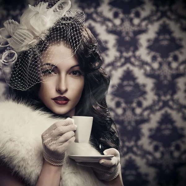 Junge schöne Retro-Dame trinkt Kaffee — Stockfoto