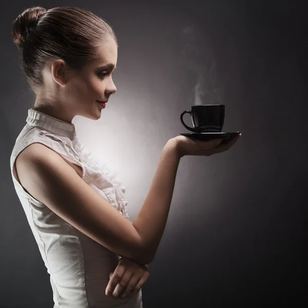 Belle femme avec un café aromatique dans les mains — Photo