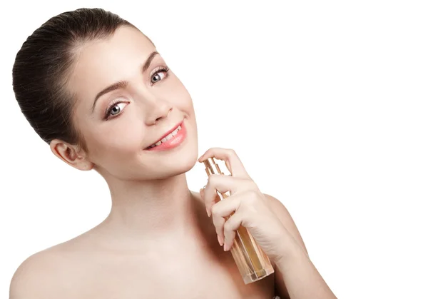 Junge Frau anwendet Parfüm auf sich selbst isoliert auf weißen Backgr — Stockfoto