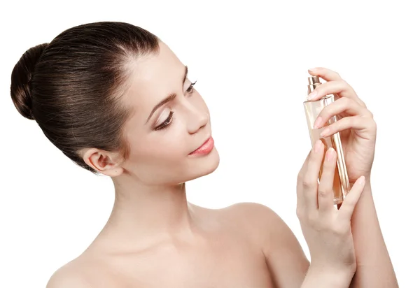 Mladá žena použití parfém na sebe izolované na bílém pozadí — Stock fotografie