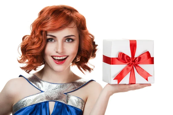 Jonge gelukkig vrouw met een cadeau — Stockfoto