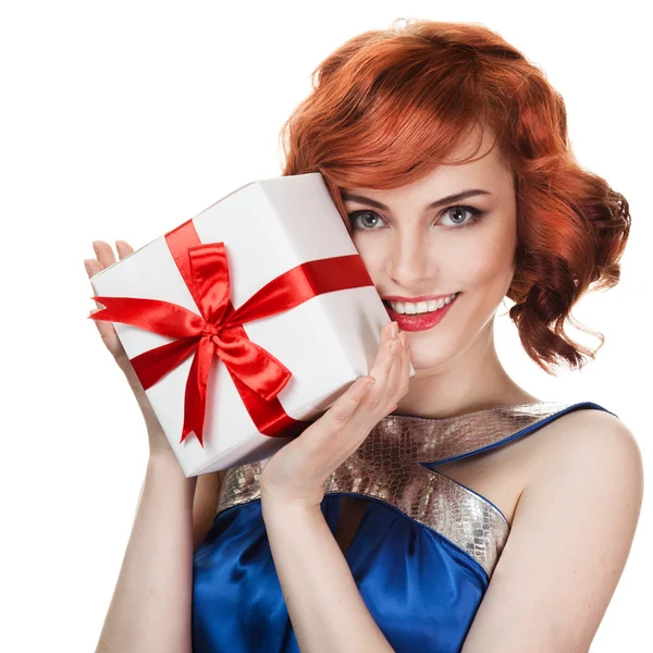 Jonge gelukkig vrouw met een cadeau — Stockfoto