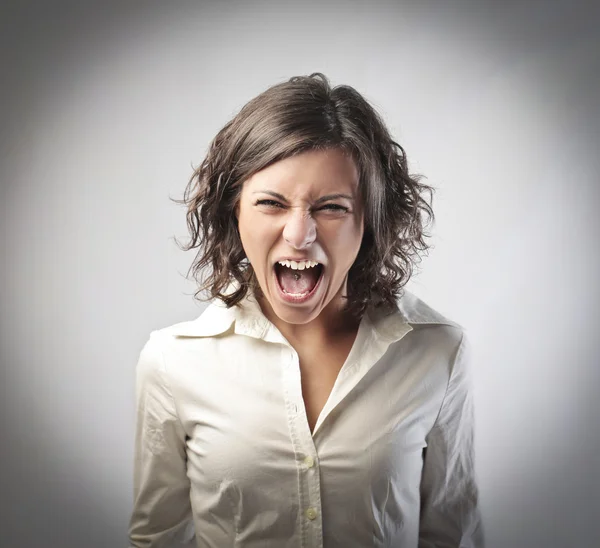 Donna d'affari arrabbiata che urla — Foto Stock