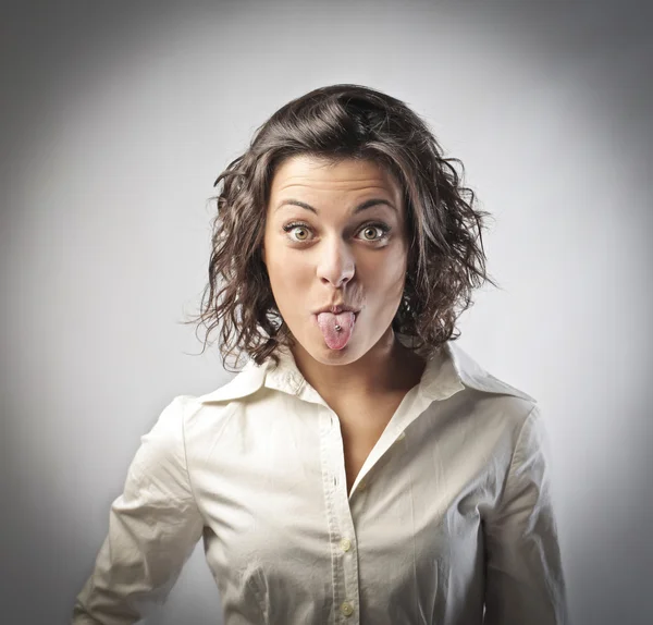 Geschäftsfrau streckt ihre Zunge heraus und zeigt ein Piercing — Stockfoto
