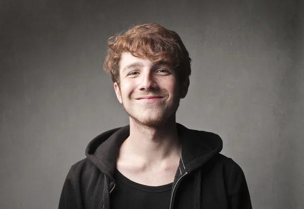 Usměvavý pohledný mladý muž — Stock fotografie
