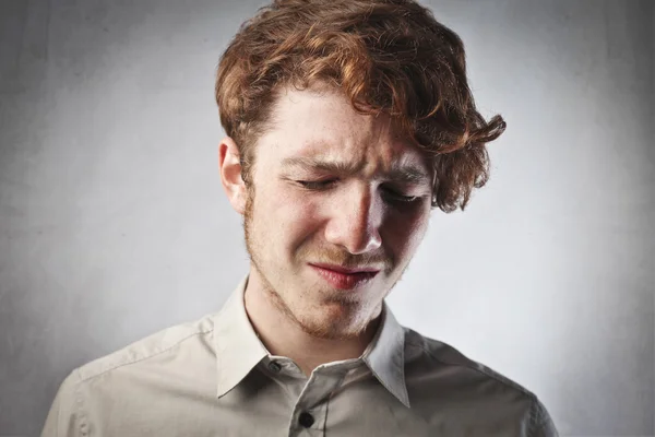 Smutne, młody człowiek z bolesne wyrażenie — Zdjęcie stockowe