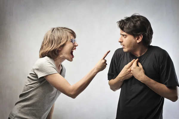 Mulher irritada apontando o dedo contra o marido — Fotografia de Stock
