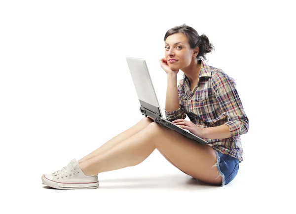 Изолированная молодая женщина с ноутбуком — стоковое фото