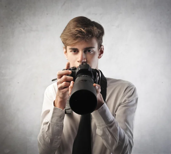 Молодой человек держит камеру — стоковое фото