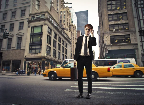 Isoliert lächelnder junger Geschäftsmann auf einer Straße der Stadt — Stockfoto