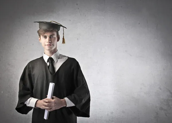 Diploma tutan genç bir yüksek lisans öğrencisi — Stok fotoğraf