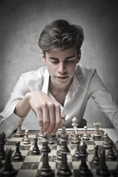 Mladý muž hraje šachy — Stock fotografie