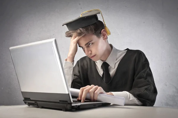 Bir dizüstü bilgisayar kullanarak genç yüksek lisans öğrencisi — Stok fotoğraf