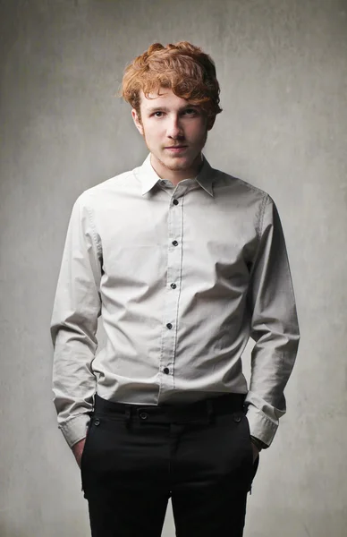 Retrato de un joven guapo y elegante — Foto de Stock