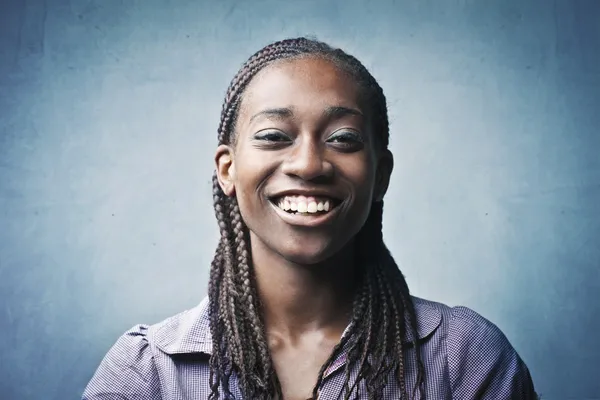Portret uśmiechniętej Afrykanki — Zdjęcie stockowe