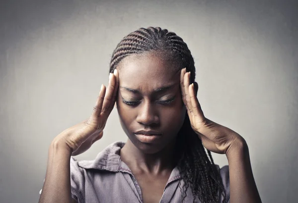 Jeune femme africaine souffrant de maux de tête — Photo