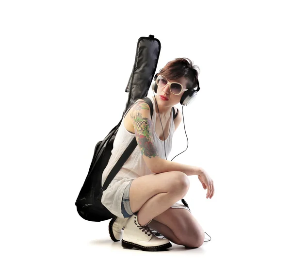 Belle jeune femme portant un étui de guitare sur ses épaules — Photo