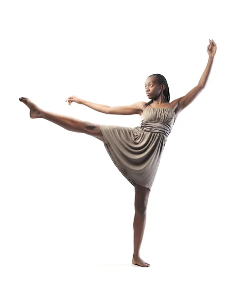 Ізольована красива африканська жінка танцює — стокове фото