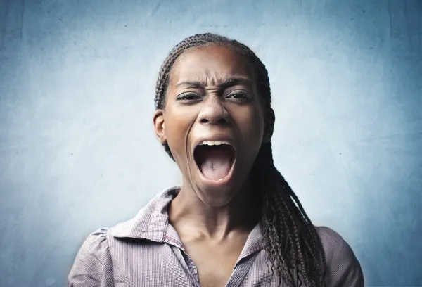 Boze jonge Afrikaanse vrouw schreeuwend — Stockfoto