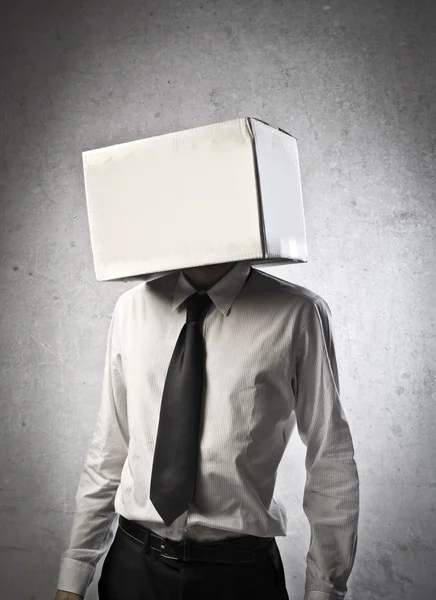 Молодой бизнесмен с коробкой на голове — стоковое фото