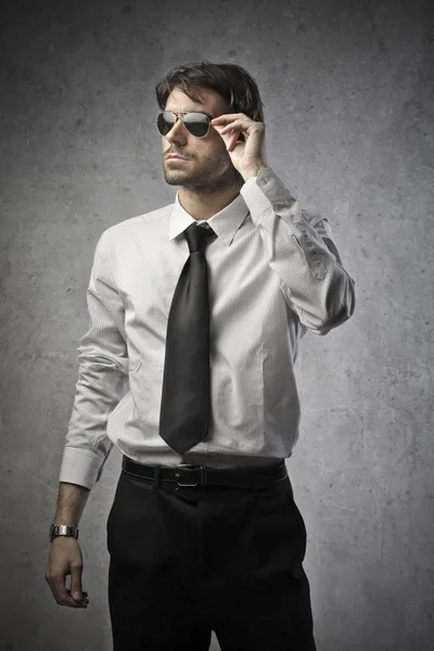 Retrato de um jovem empresário usando óculos escuros — Fotografia de Stock