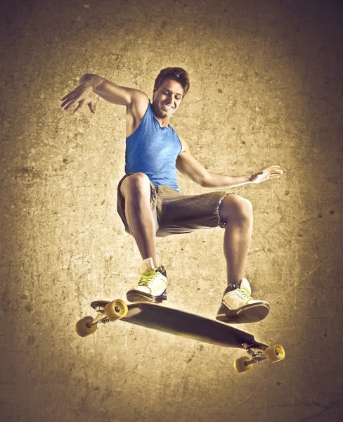 Jeune homme souriant skateboard — Photo