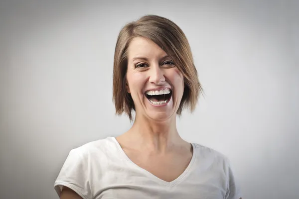 Смеющаяся женщина — стоковое фото