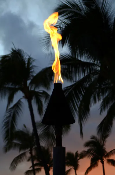 Hawajski tiki latarka na zachodzie słońca — Zdjęcie stockowe