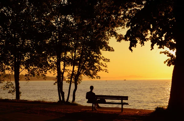 Man op sunset beach park — Stockfoto