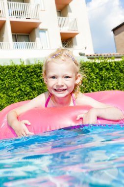 Kauçuk halka Yüzme Havuzu ile küçük kız