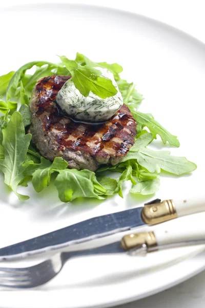 Gegrilltes Beefsteak mit Kräuterbutter — Stockfoto