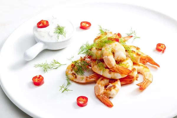 Grilled prawns with dip of garlic, chilli and dill — Stock Photo, Image