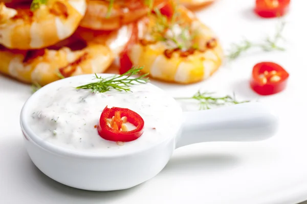 Izgara karides sosu, sarımsak, biber ve dereotu ile — Stok fotoğraf