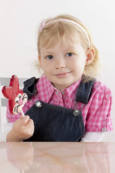 Ritratto di bambina con un lecca-lecca pasquale — Foto Stock