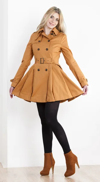 Mujer de pie con abrigo y zapatos marrones de moda — Foto de Stock