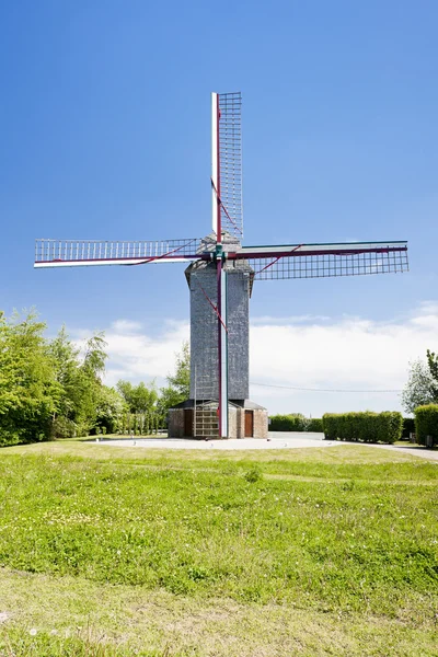 Dřevěný větrný mlýn drievenmeulen poblíž steenvoorde, nord-pas-de-cala — Stock fotografie