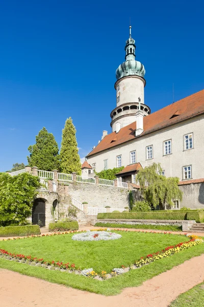 Castillo de Nove Mesto nad Metuji con jardín, República Checa —  Fotos de Stock