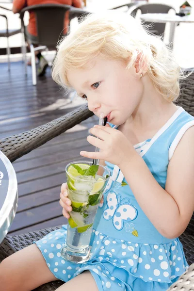 Porträtt av liten flicka med ett cocktail glas — Stockfoto
