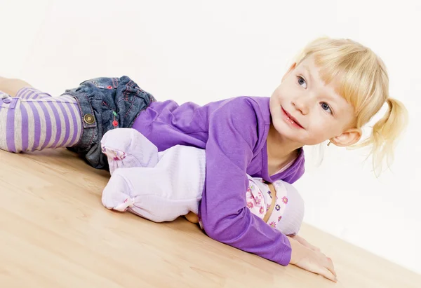 Bambina che gioca con una bambola — Foto Stock