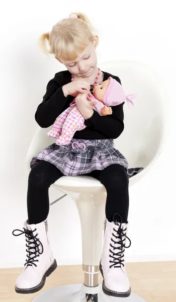 Niña jugando con una muñeca — Foto de Stock
