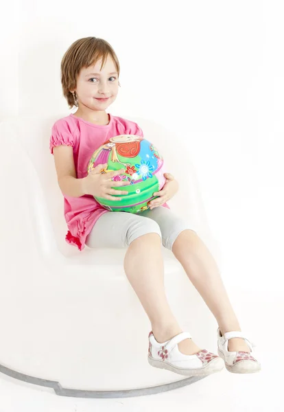 Bir top ile oturan kız — Stok fotoğraf