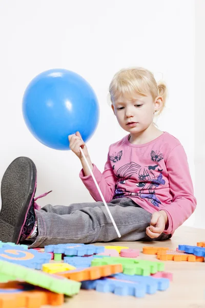 Παίζει μικρό κορίτσι εκμετάλλευση μπαλόνι — Φωτογραφία Αρχείου