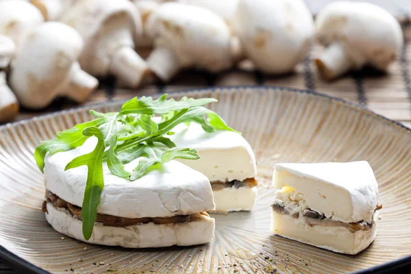 Käsebrie gefüllt mit gebratenen Pilzen — Stockfoto
